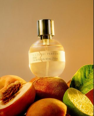 Múza od značky @kintsugi_perfumes Múza je krásna ovocná kvetinová vôňa . Sviežosť bergamotu a šťavnatej broskyne, zjemnená...