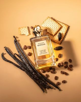 CAFÉ DES DÉLICES ☕️ @maisonmataha Teplo kávových zŕn doplnené dotykom zlatistých sušienok. Vanilka, zahalená v tonkových...